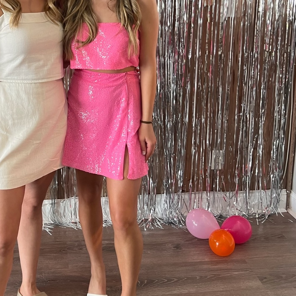 ELSWYTH STRAPPY SEQUIN CROP TOP IN PINK. Size 6